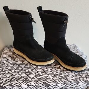 Toms Black and Gray Interior